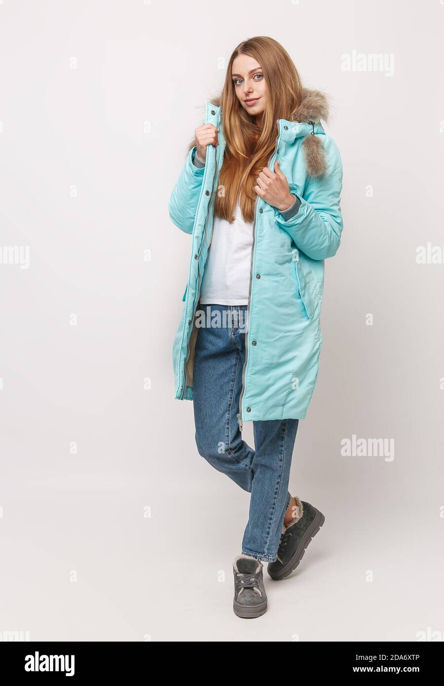 Jeune fille dans une veste d'hiver turquoise sur fond blanc. Vêtements d' hiver concept de publicité Photo Stock - Alamy