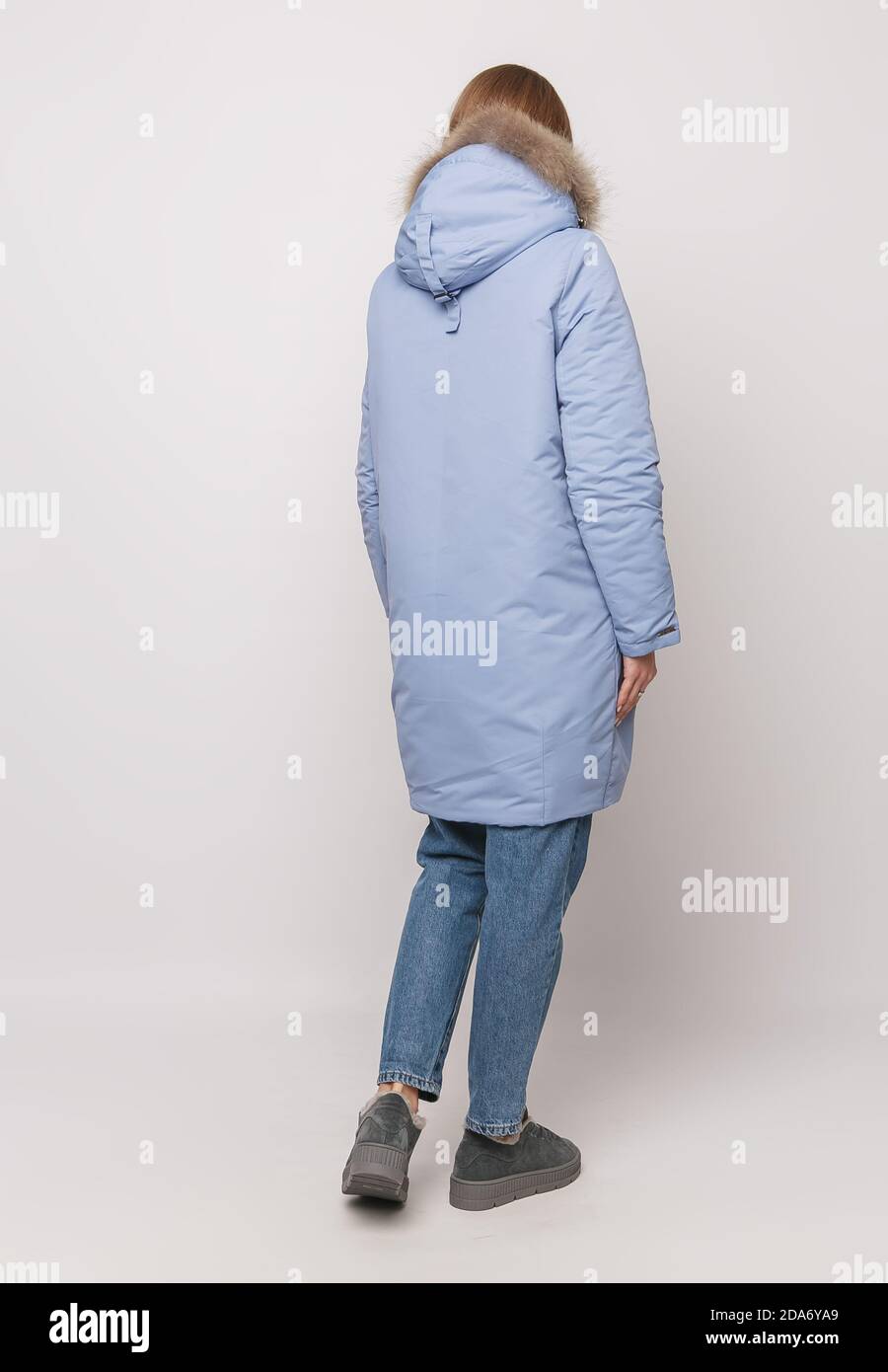 Jeune fille dans une veste d'hiver turquoise sur fond blanc. Vêtements d' hiver concept de publicité Photo Stock - Alamy