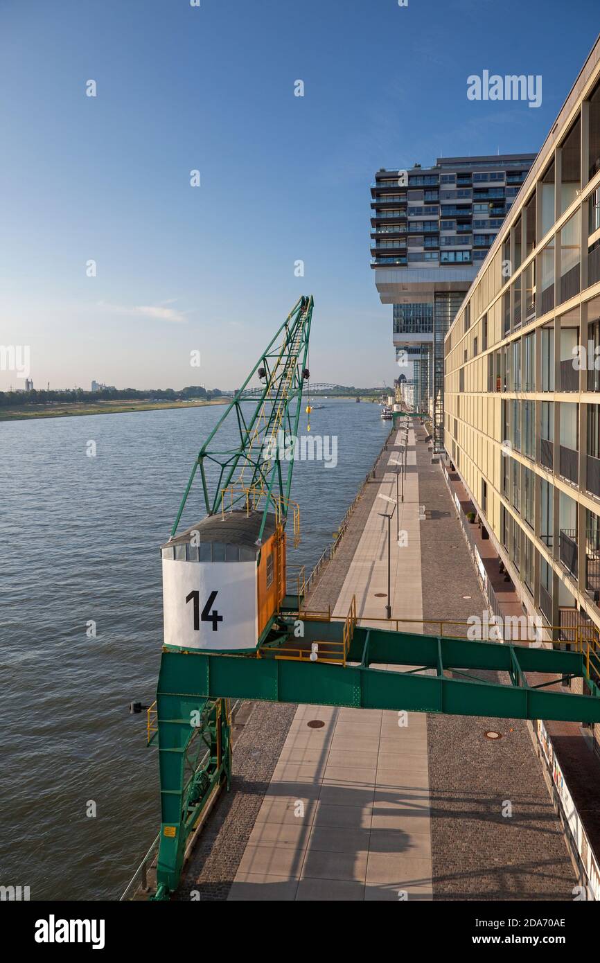 Géographie / voyage, Allemagne, Rhénanie-du-Nord-Westphalie, Cologne, grue de chargement devant la grue hous, droits-supplémentaires-autorisation-Info-non-disponible Banque D'Images