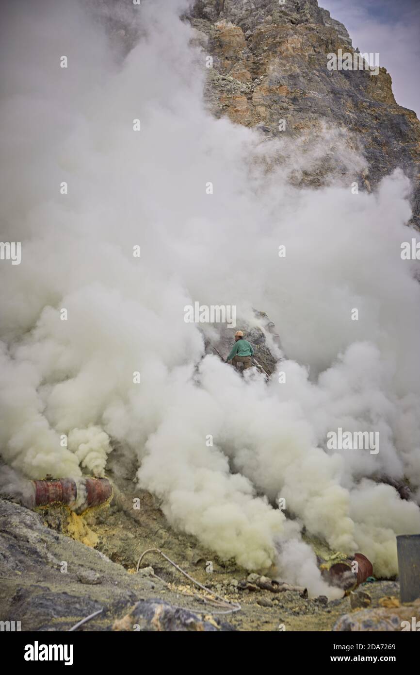East Java, Indonésie, février 2016. Mineurs de soufre travaillant à la réparation de tuyaux pour l'extraction minérale dans le cratère du volcan actif Kawah Ije Banque D'Images