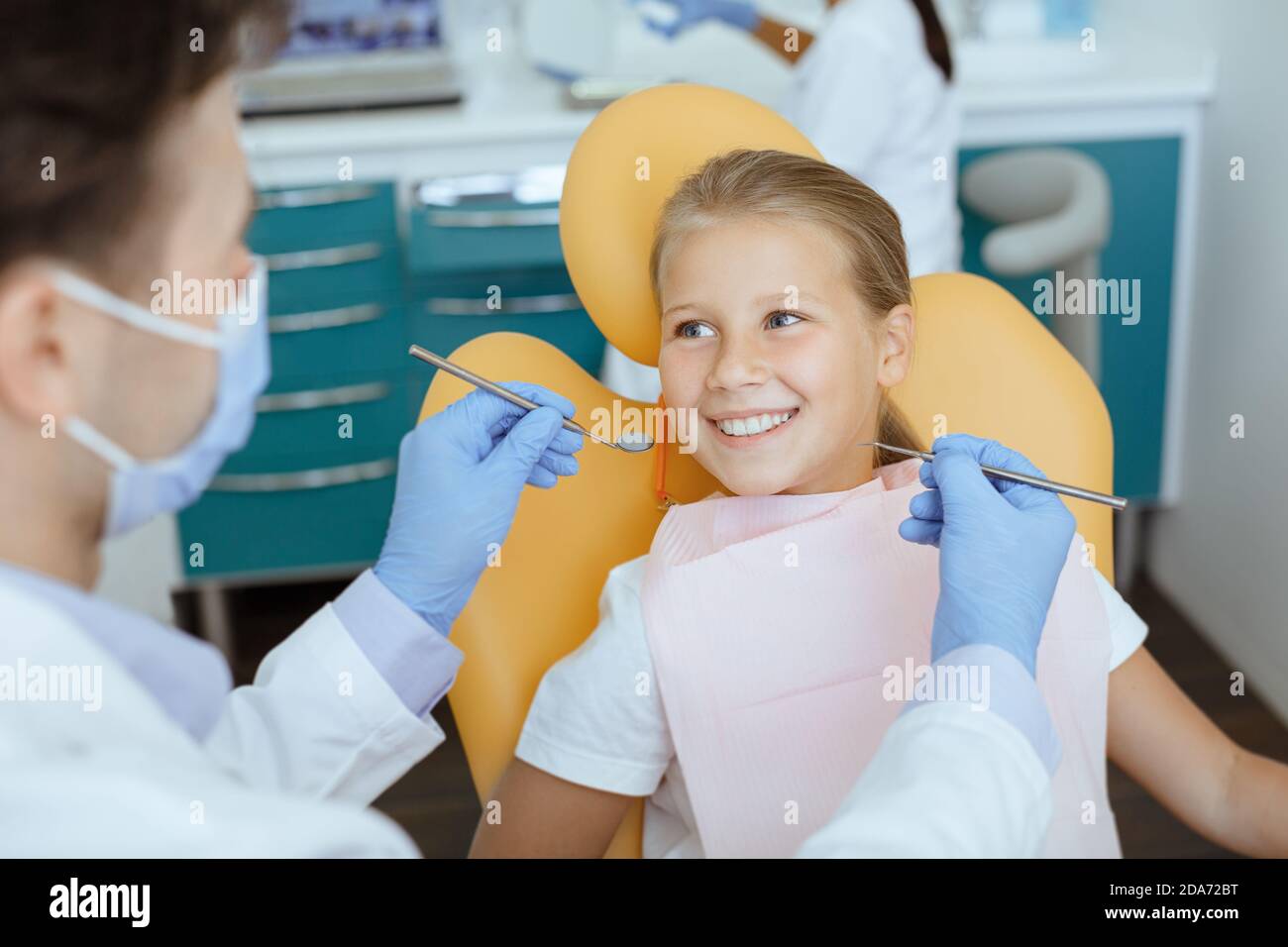 Visite sans peur chez le médecin et traitement dentaire pour l'enfant Banque D'Images