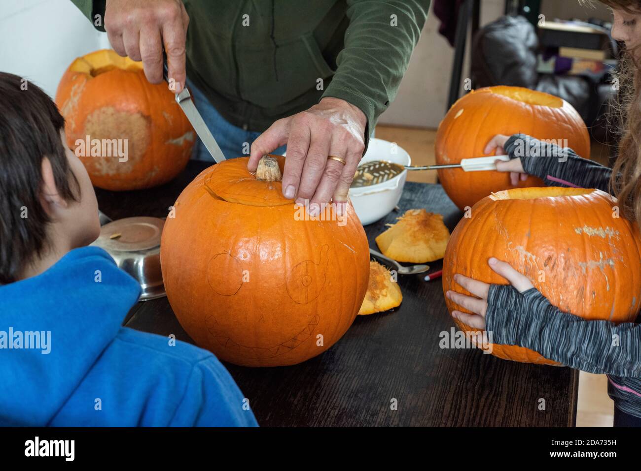 Sheffield UK – octobre 30 2019 : les préparatifs d'Halloween en tant que papa et les enfants s'affairant à sculpter les lanternes Jack O Banque D'Images