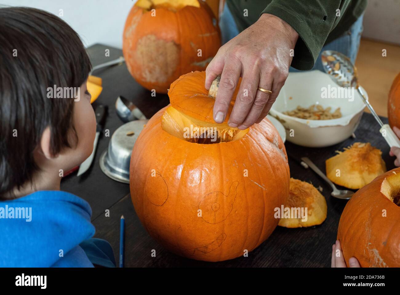 Sheffield UK – octobre 30 2019 : les préparatifs d'Halloween en tant que papa et les enfants s'affairant à sculpter les lanternes Jack O Banque D'Images