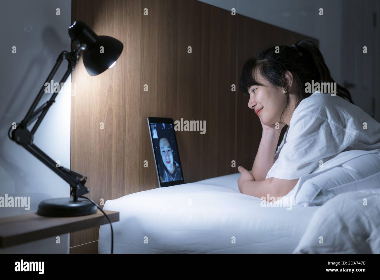 Femme asiatique virtuelle Happy Hour réunion en ligne avec son petit ami en visioconférence à bonne nuit avant de dormir la nuit avec une tablette numérique Banque D'Images