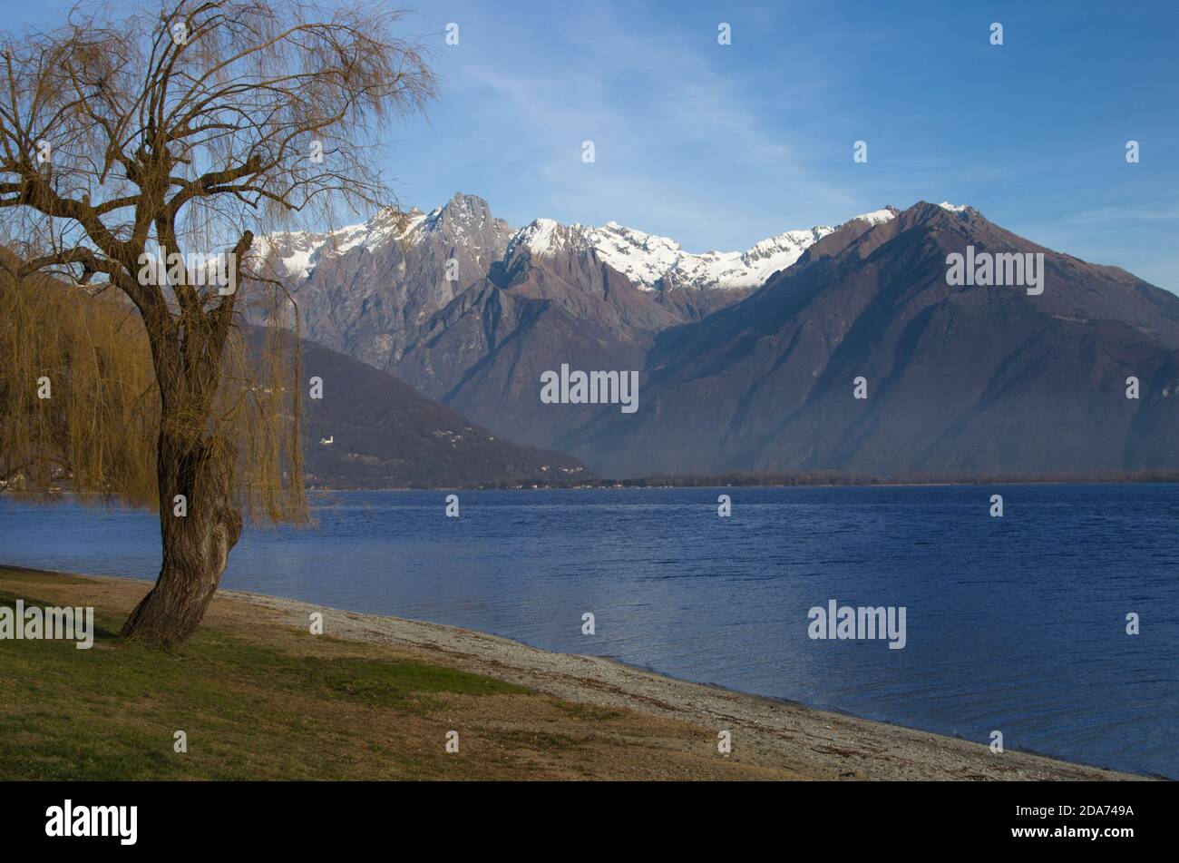 Paysage magnifique avec des montagnes enneigées qui encadrent le lac de lake..Como, Lombardie, les lacs italiens, Italie Banque D'Images