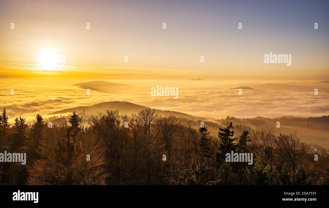 Paysage tchèque près de Korenov (vue de la tour d'observation Stepanka) pendant les inversions de température et le coucher du soleil en République tchèque, le 8 novembre 2020. Banque D'Images