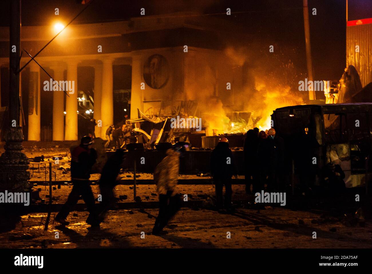 KIEV, UKRAINE - 20 janvier 2014: Le soir après la violente confrontation et les manifestations antigouvernementales dans la rue Hrushevskoho Banque D'Images