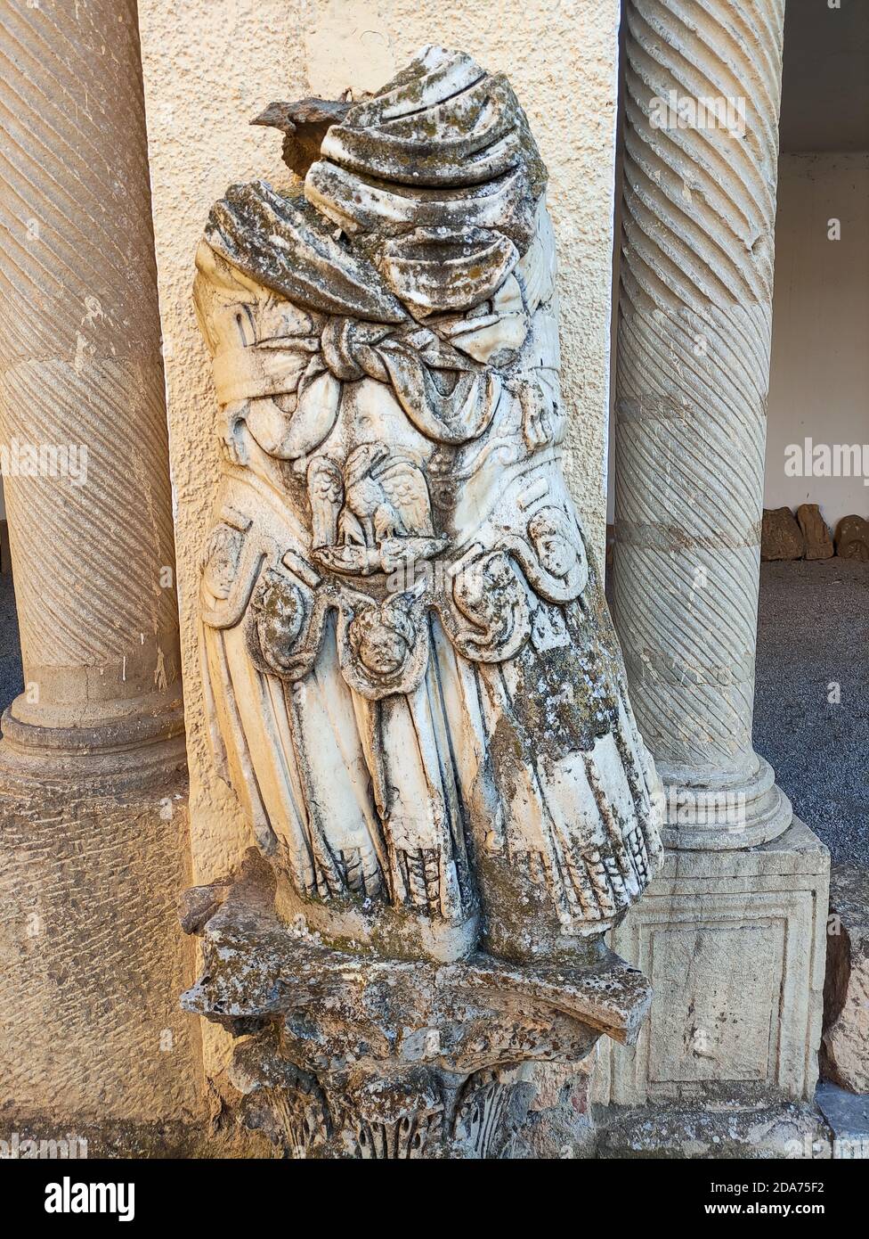 Photo verticale d'une statue sans tête dans les célèbres ruines romaines de Timgad, en Algérie Banque D'Images