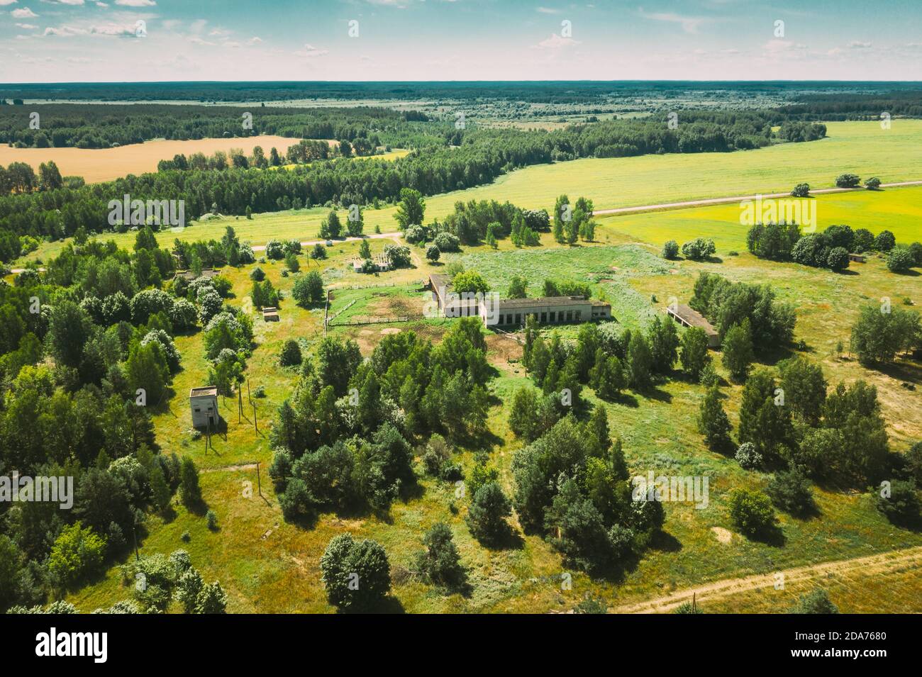 Bélarus. Vue aérienne de Cowshed dans la zone de Tchernobyl. Catastrophes de Tchernobyl. Maison en ruine dans le village biélorusse. Des villages entiers doivent l'être Banque D'Images