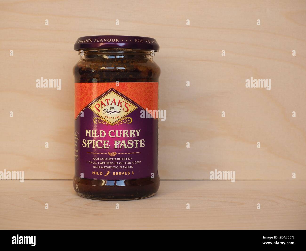 LONDRES, Royaume-Uni - VERS OCTOBRE 2020 : pot de pâte d'épices de cari douce de Patak Banque D'Images