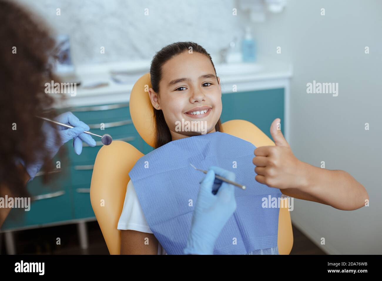 Maux de dents, traitement et dents saines après une intervention médicale Banque D'Images