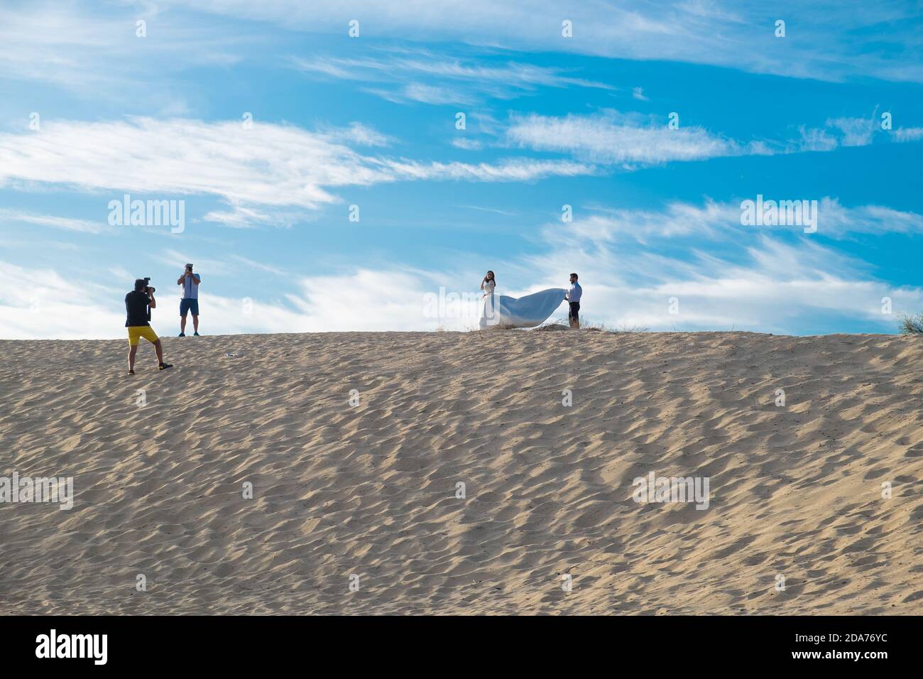 Photographe de mariage prenant des photos à la plage Banque D'Images
