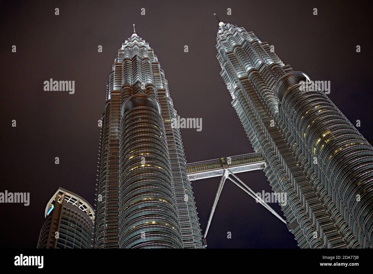 Kuala Lumpur, Malaisie, février 2016. Les tours Petronas sont illuminées depuis le sol la nuit. Banque D'Images