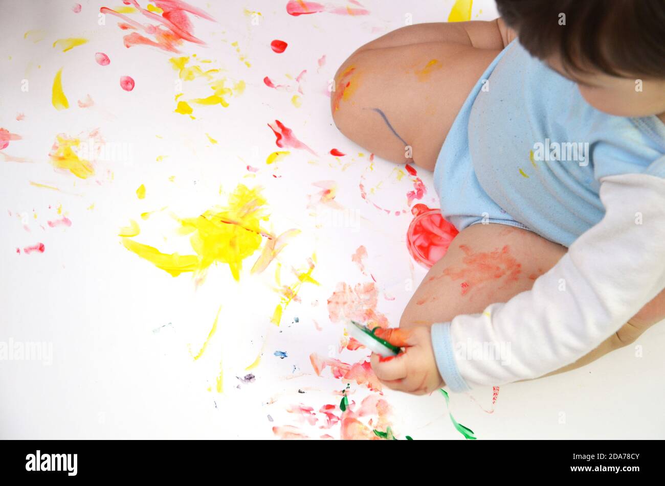 Bebe Enfant Tire Avec Des Peintures De Couleur Mains Pieds Et Doigts Sales Liste Blanche Photo Stock Alamy