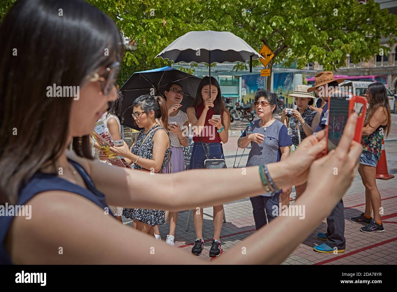 Kuala Lumpur, Malaisie, février 2016. Les touristes attendent et prennent des photos en attendant dans la file d'attente. Banque D'Images