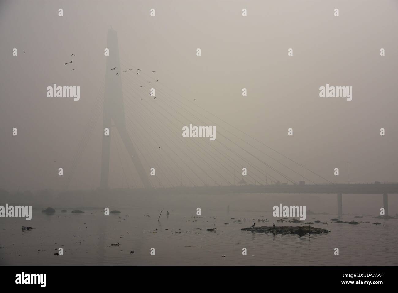 Une vue générale du pont caractéristique au milieu d'un épais smog à New Delhi. Selon les médecins, l'extrême pollution de la ville pourrait aggraver la situation actuelle du coronavirus COVID-19 dans la ville. Banque D'Images