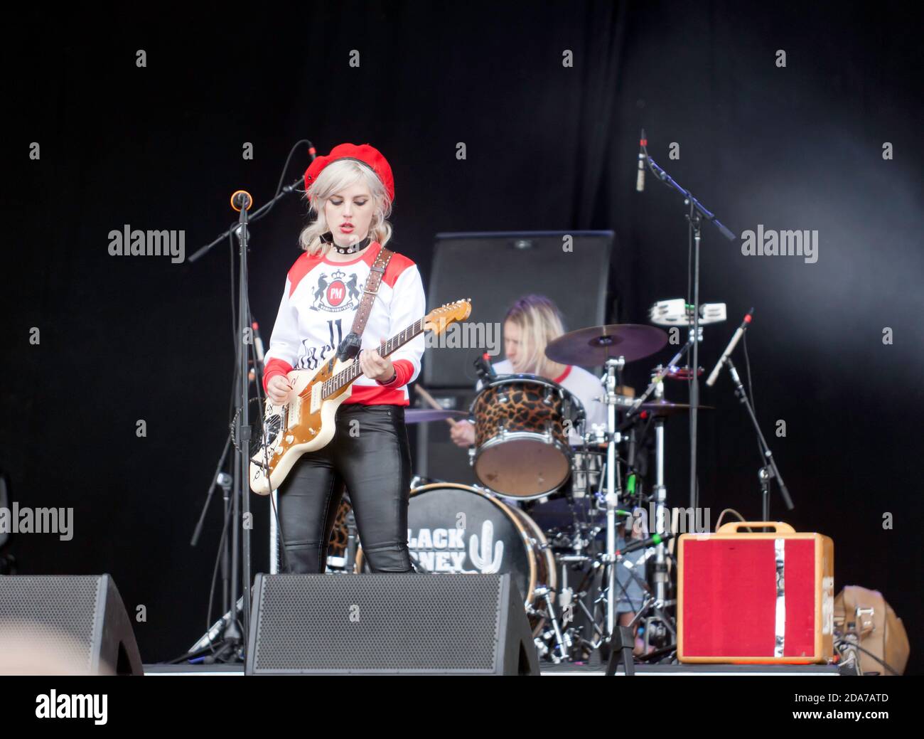 Izzy Baxter Phillips se présentant sur la scène principale, avec du miel noir, au festival de musique OnBlackheath 2017 Banque D'Images