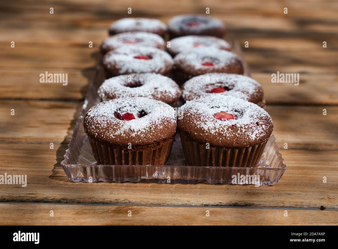 Desserts faits maison au cupcake sur une table extérieure. Vue grand angle. Banque D'Images