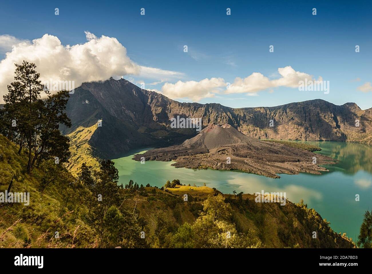 Paysage du mont Rinjani (ou Gunung Rinjani) au bord du cratère donnant sur le lac du cratère et sa montagne volcanique. La montagne Rinjani est un volcan actif Banque D'Images