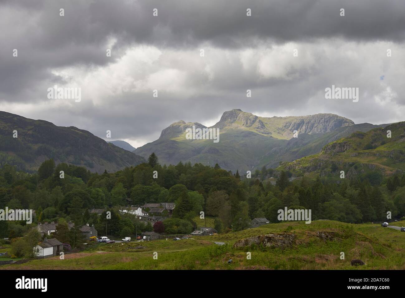 The Langdale Pikes sous les nuages orageux dans le parc national Lake District, Cumbria, Northern England, UK, GB. Banque D'Images