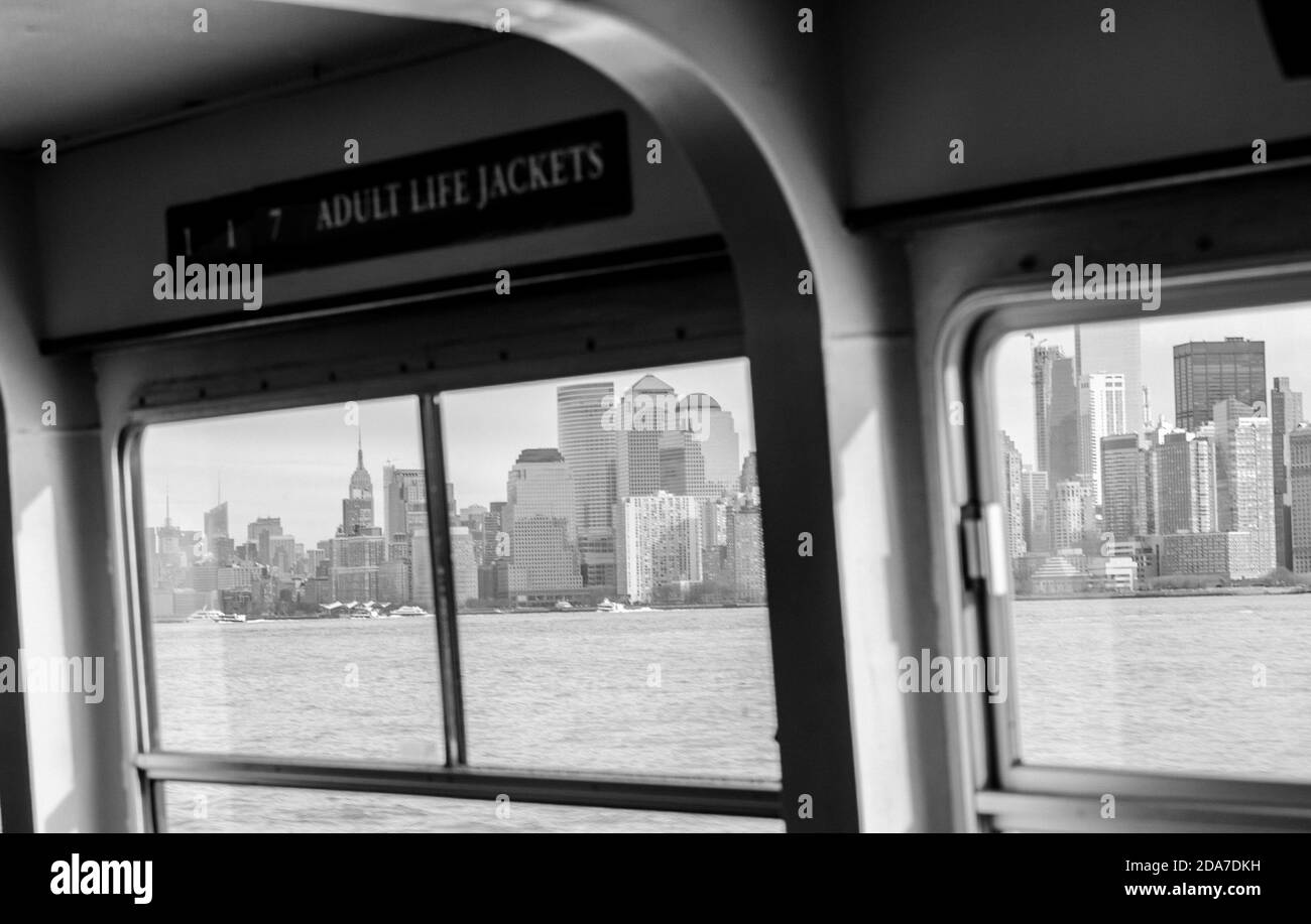 Vue sur Manhattan avec vue sur la ville en bateau de croisière en noir et blanc. Bâtiments futuristes, gratte-ciel et tours. Affiche de vestes de sauvetage pour adultes. NYC, ETATS-UNIS Banque D'Images