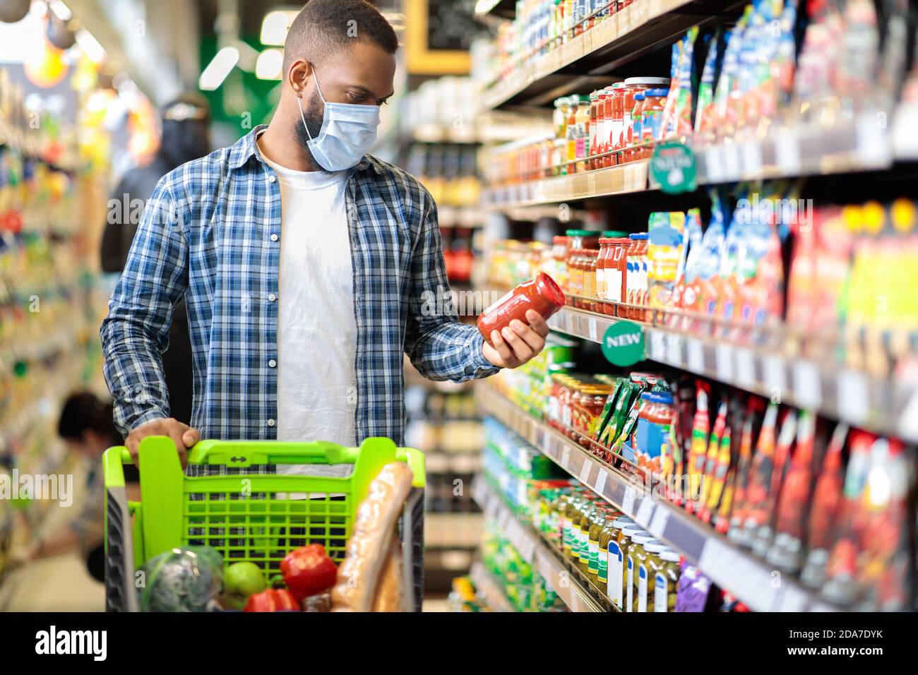 Epicerie Shopping, African American Guy achetant de la nourriture dans un supermarché Banque D'Images