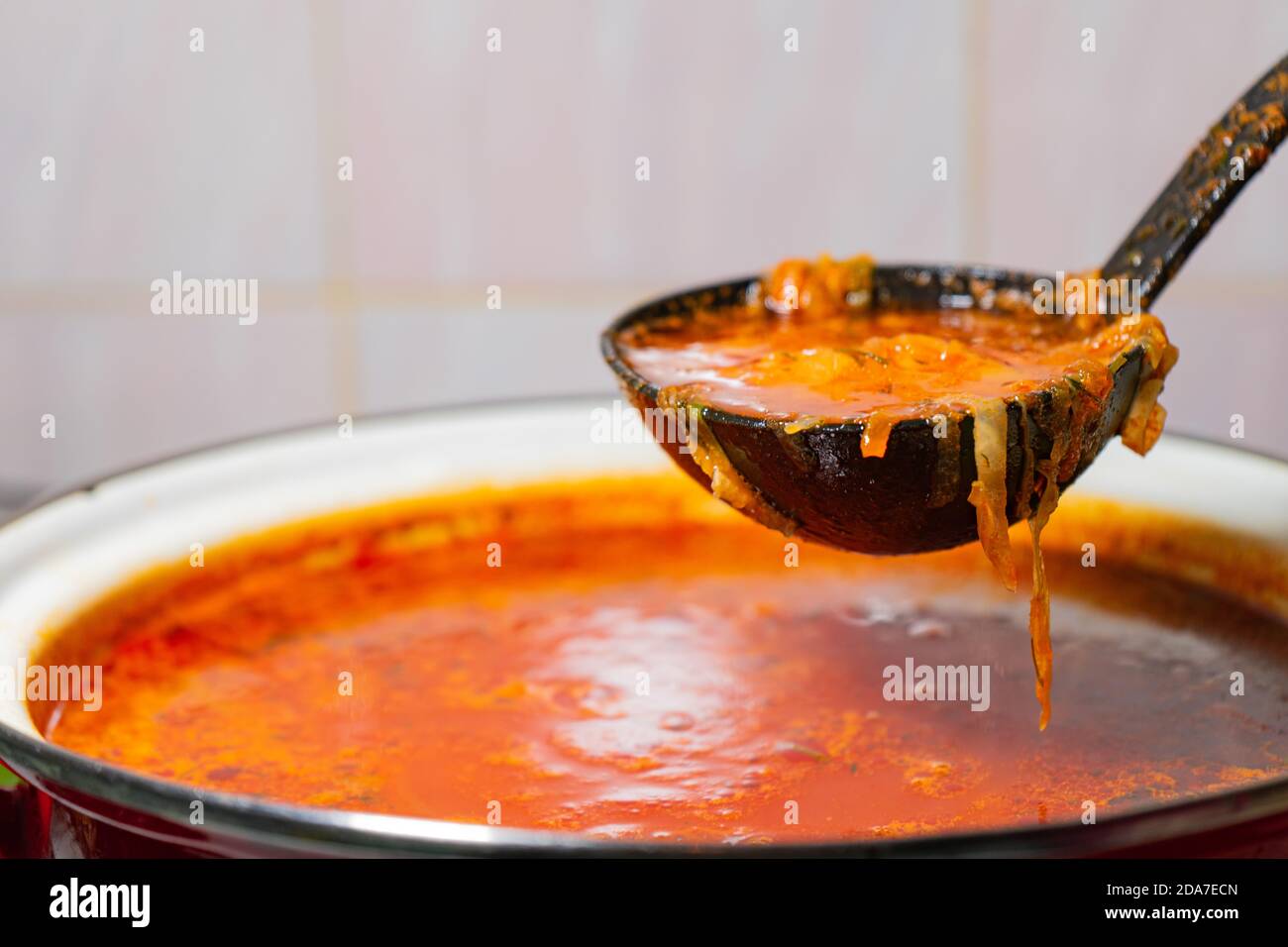 Borscht rouge dans un pot sur le poêle. Soupe russe et ukrainienne Banque D'Images