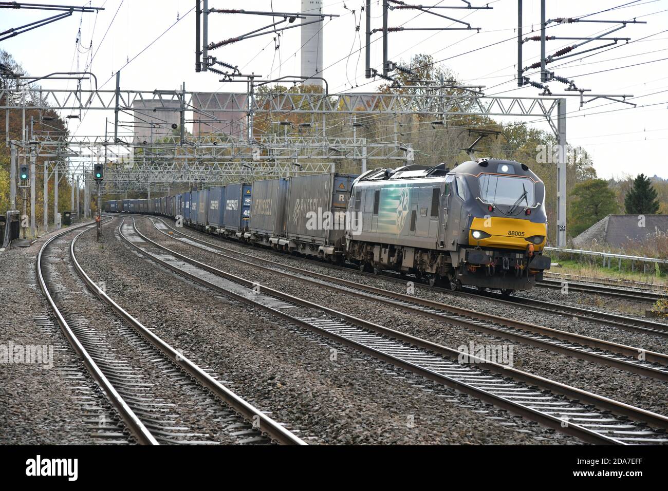 Services ferroviaires directs Electro-Diesel classe 88 88005 s'appuie sur le Courbes à travers Rugeley Trent Valley avec un Tesco entièrement chargé Train de conteneurs Banque D'Images