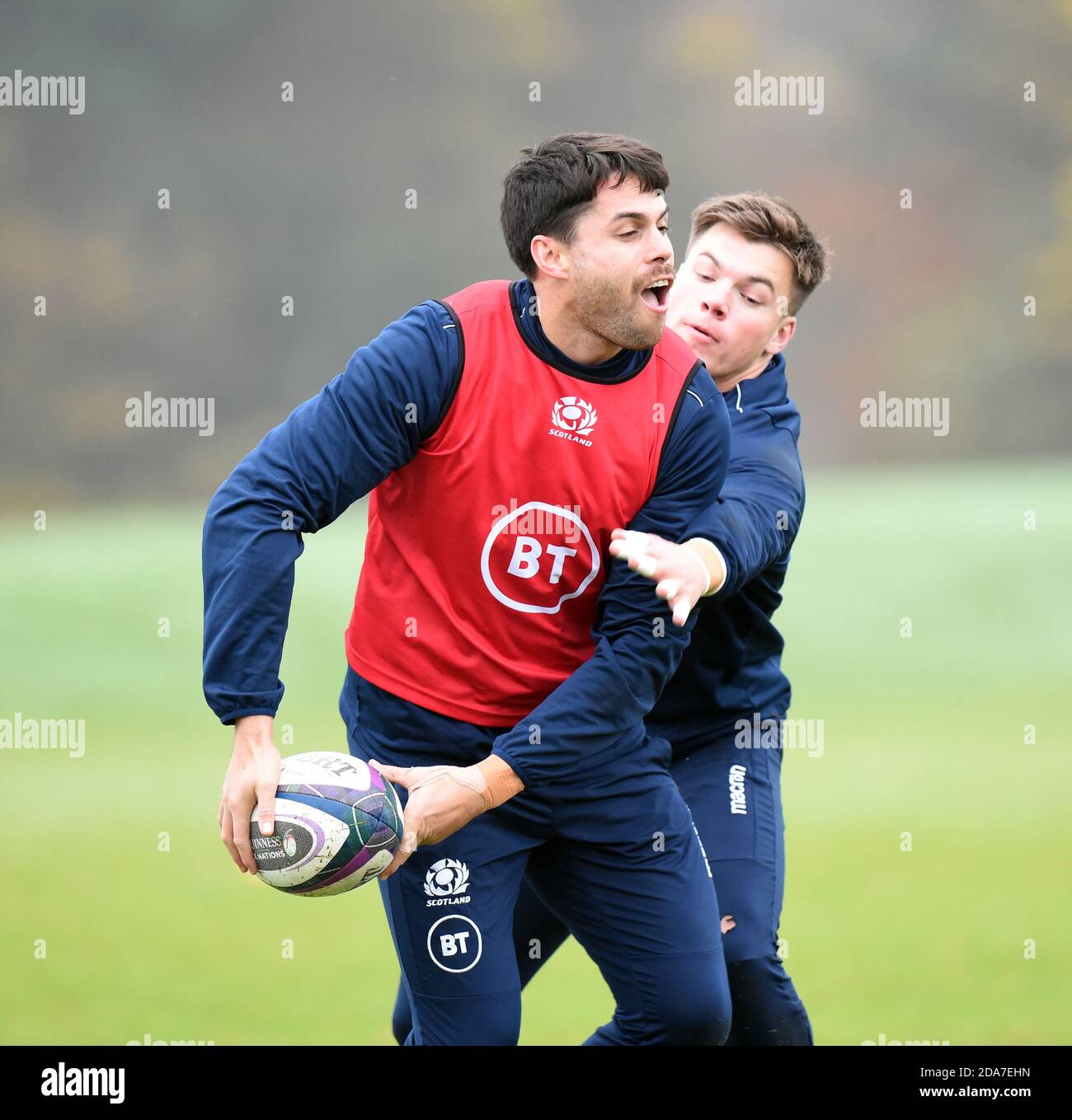 Centre sportif Oriam Riccarton, Édimbourg. Écosse Royaume-Uni. 10 novembre 20 session d'entraînement de rugby en Écosse avant le match de la coupe des Nations d'automne en Italie. Pic montre Scotland Shaun Maitland sur le ballon avec Huw Jones. Crédit : eric mccowat/Alay Live News Banque D'Images