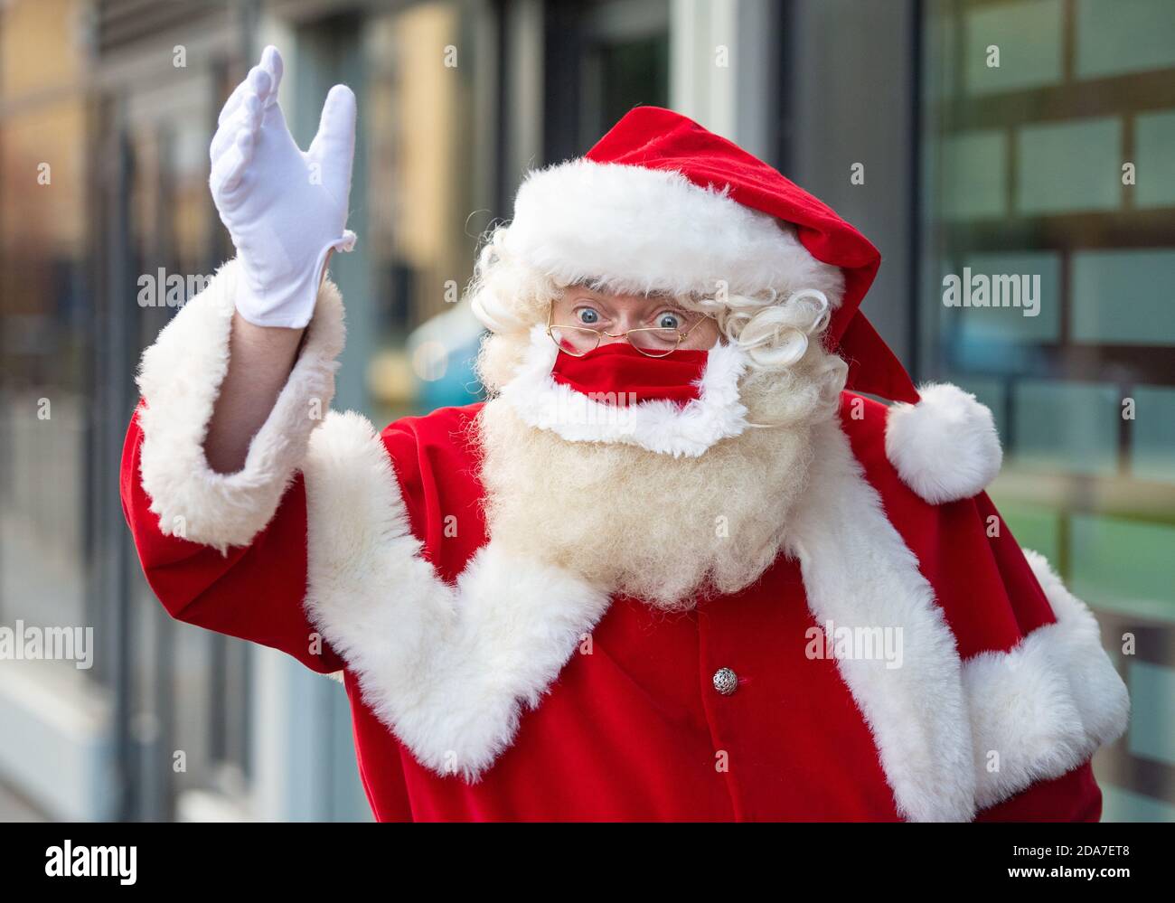 Un homme habillé comme Père Noël arrive pour le lancement de Santa HQ à la Ministry of Fun's Santa School à Londres. L'étudiant Santas reçoit une formation technique sur la façon de tenir des appels vidéo individuels avec des enfants alors qu'il n'est pas sûr pour eux ou le Père Noël de se présenter en personne dans une grotte traditionnelle. Banque D'Images