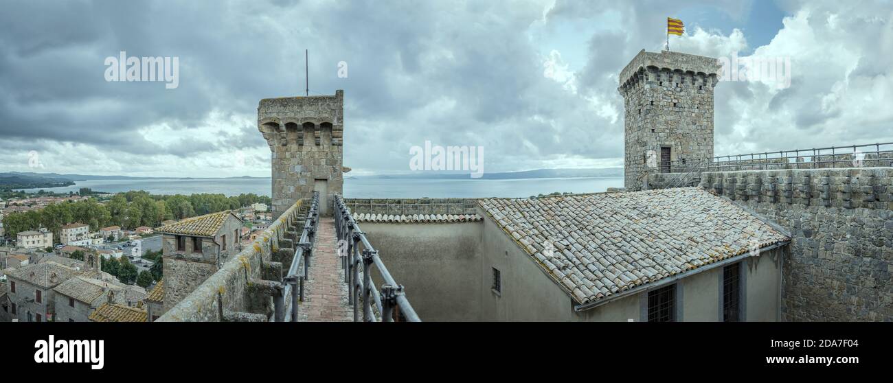 Vue sur les murs supérieurs de la promenade et côté nord de la cour principale à l'ancien château de Monaldeschi avec lac en dessous, tourné en lumière claire et nuageux à Bolsena, Viterbo, L Banque D'Images