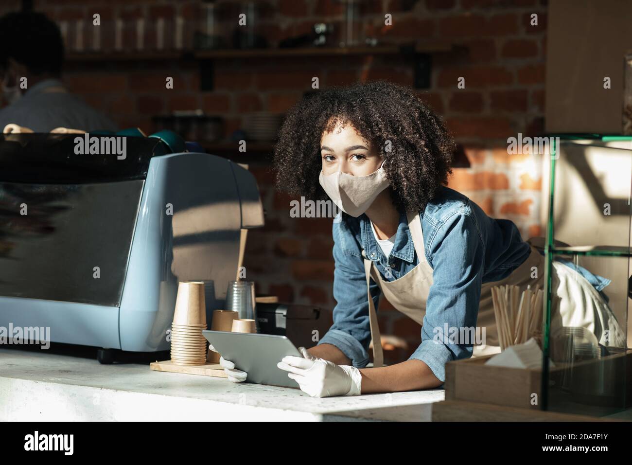 Pas de clients dans un café moderne pendant le verrouillage Covid-19 Banque D'Images