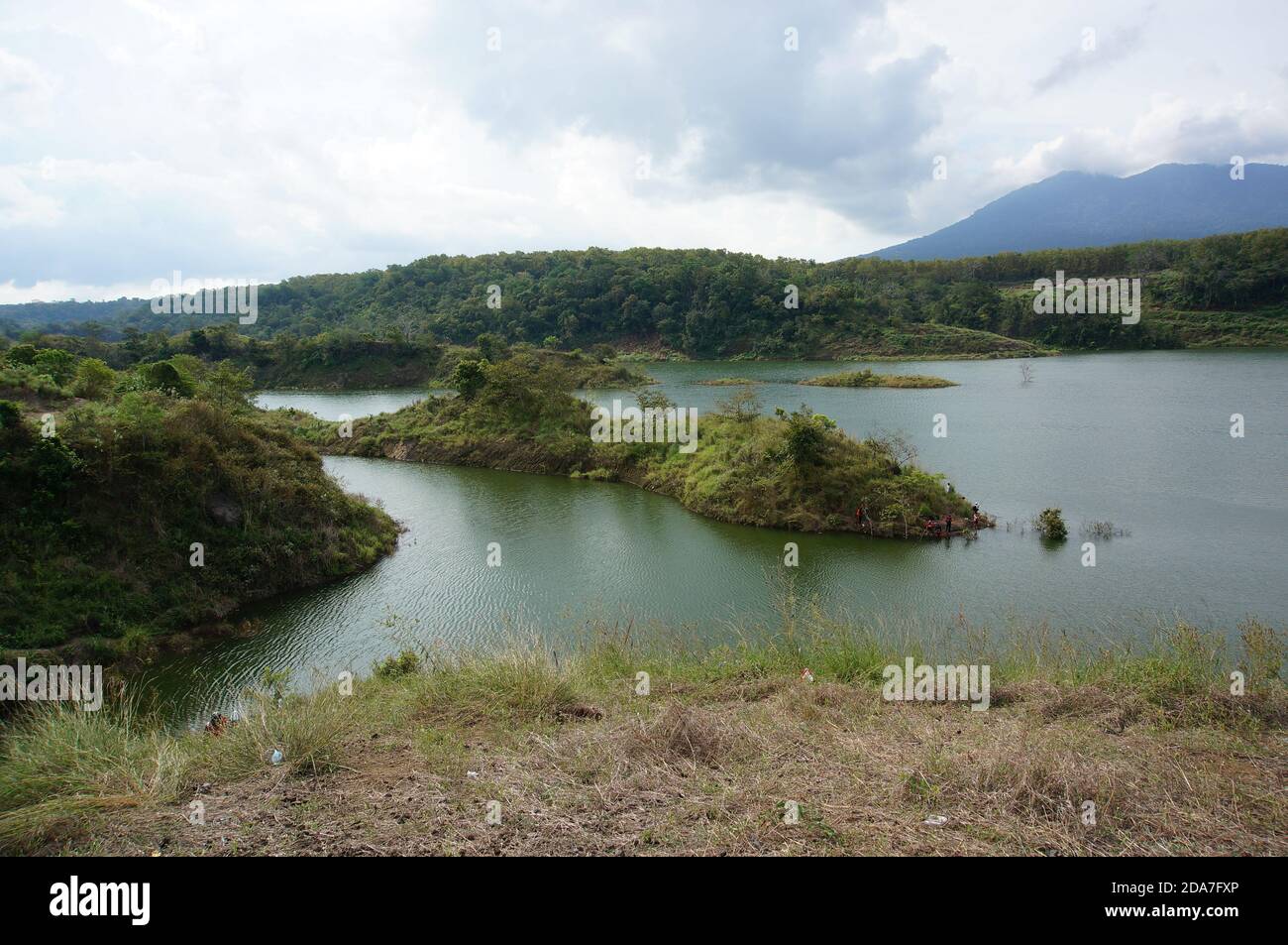 Le réservoir est un lac artificiel utilisé comme barrage fluvial qui vise à stocker l'eau. Banque D'Images