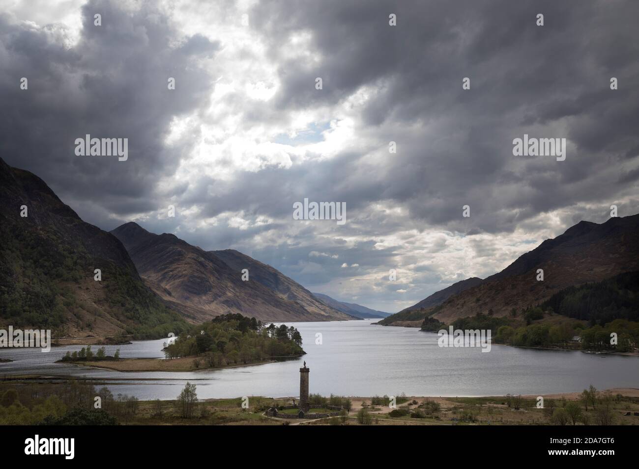 Vue imprenable sur le Glenfinnan Monument, le Loch Shiel et les montagnes environnantes depuis une colline voisine, Glenfinnan, Écosse. Banque D'Images