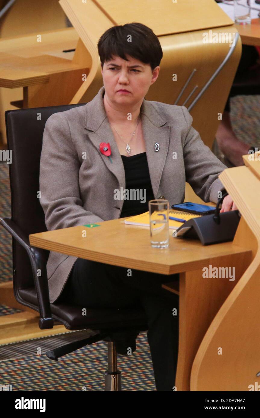 Ruth Davidson la dirigeante du MSP Scottish Conservative écoute le Premier ministre Nicola Sturgeon alors qu'elle s'adresse aux MSP sur les mises à jour du système à cinq niveaux Covid-19 en Écosse aujourd'hui au Parlement écossais Holyrood à Édimbourg. Ð Angus, Fife et Perth et Kinross Ð, trois régions du conseil, seront soumises au niveau 3 des restrictions du coronavirus ScotlandÕs à partir de vendredi, a déclaré Nicola Sturgeon. Banque D'Images