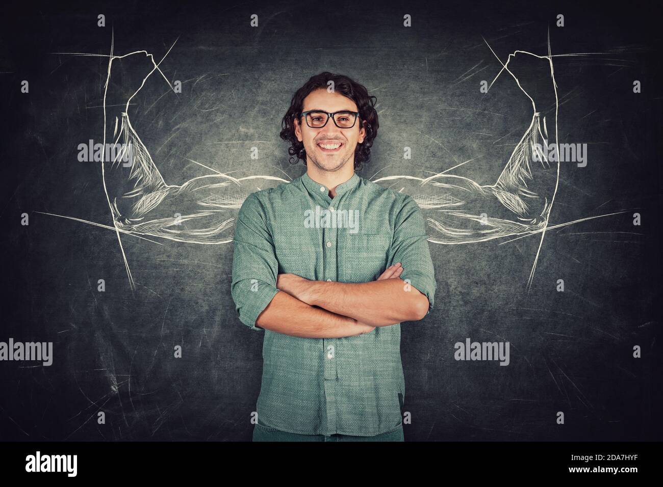 Homme étudiant confiant, long style de cheveux bouclés porte des lunettes, garde les bras croisés, forte personnalité, n'a aucune crainte. Personne puissante avec biceps, musc Banque D'Images