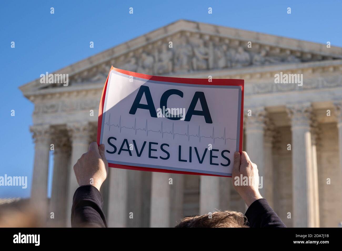 Washington, États-Unis. 10 novembre 2020. Les manifestants montrent leur soutien à la loi sur les soins abordables devant la Cour suprême à Washington, DC, le mardi 10 novembre 2020. La Cour suprême a des arguments oraux dans une affaire présentée par les Républicains qui pourrait invalider la loi sur les soins de santé adoptée par l'administration Obama. Photo de Ken Cedeno/UPI crédit: UPI/Alay Live News Banque D'Images