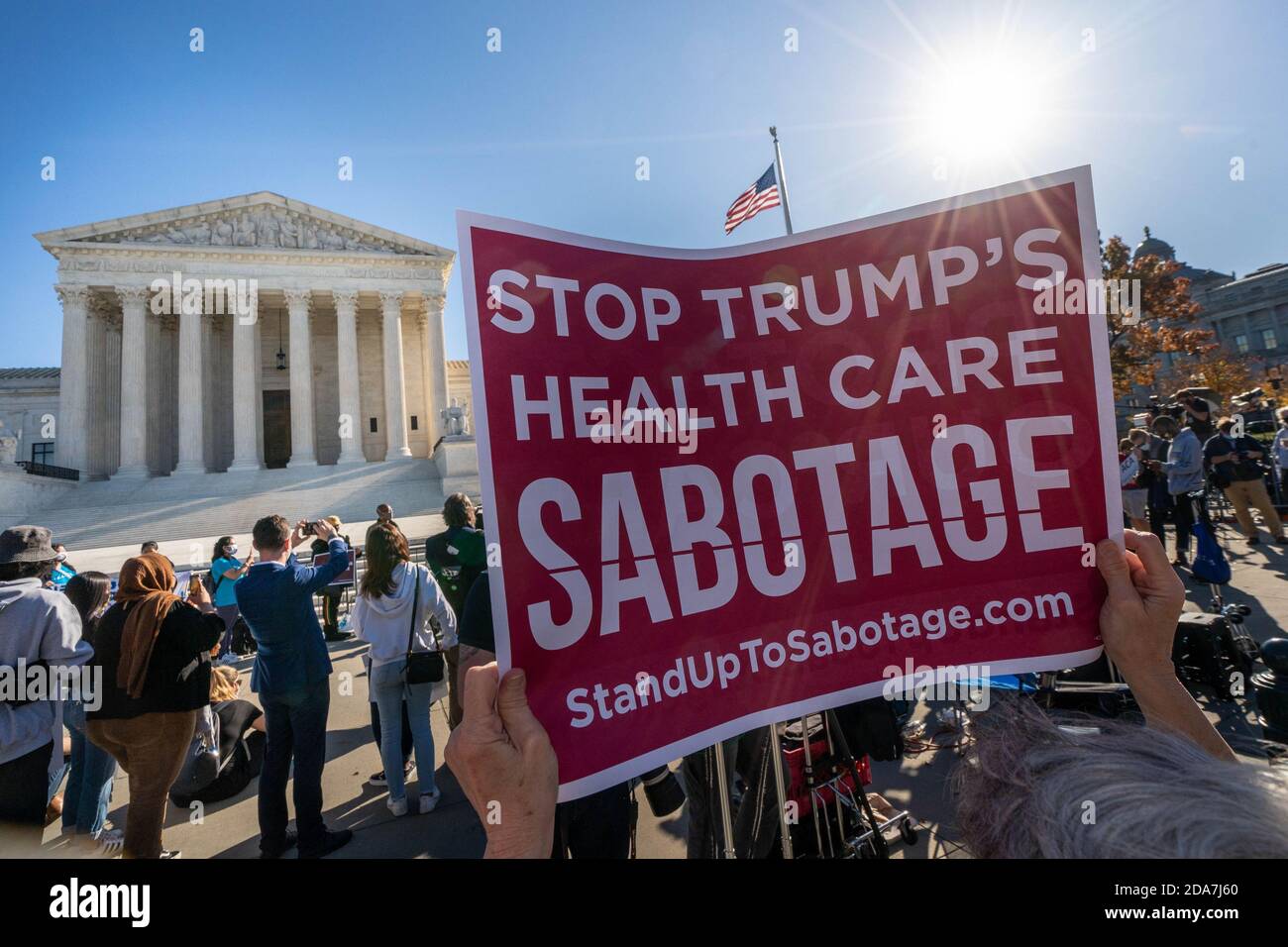 Les manifestants montrent leur soutien à la loi sur les soins abordables devant la Cour suprême à Washington, DC, le mardi 10 novembre 2020. La Cour suprême a des arguments oraux dans une affaire présentée par les Républicains qui pourrait invalider la loi sur les soins de santé adoptée par l'administration Obama. Photo de Ken Cedeno/UPI Banque D'Images