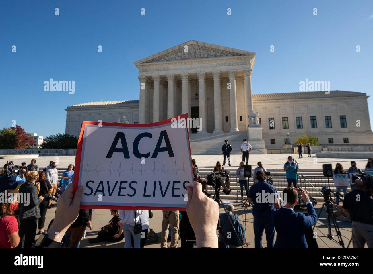 Les manifestants montrent leur soutien à la loi sur les soins abordables devant la Cour suprême à Washington, DC, le mardi 10 novembre 2020. La Cour suprême a des arguments oraux dans une affaire présentée par les Républicains qui pourrait invalider la loi sur les soins de santé adoptée par l'administration Obama. Photo de Ken Cedeno/UPI Banque D'Images