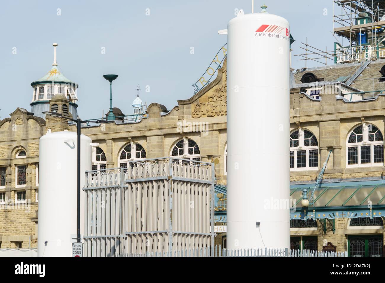 Deux bouteilles d'oxygène liquide blanches ont été établies devant le Royal Hall, Harrogate, dans le North Yorkshire, en Angleterre, au Royaume-Uni. Banque D'Images