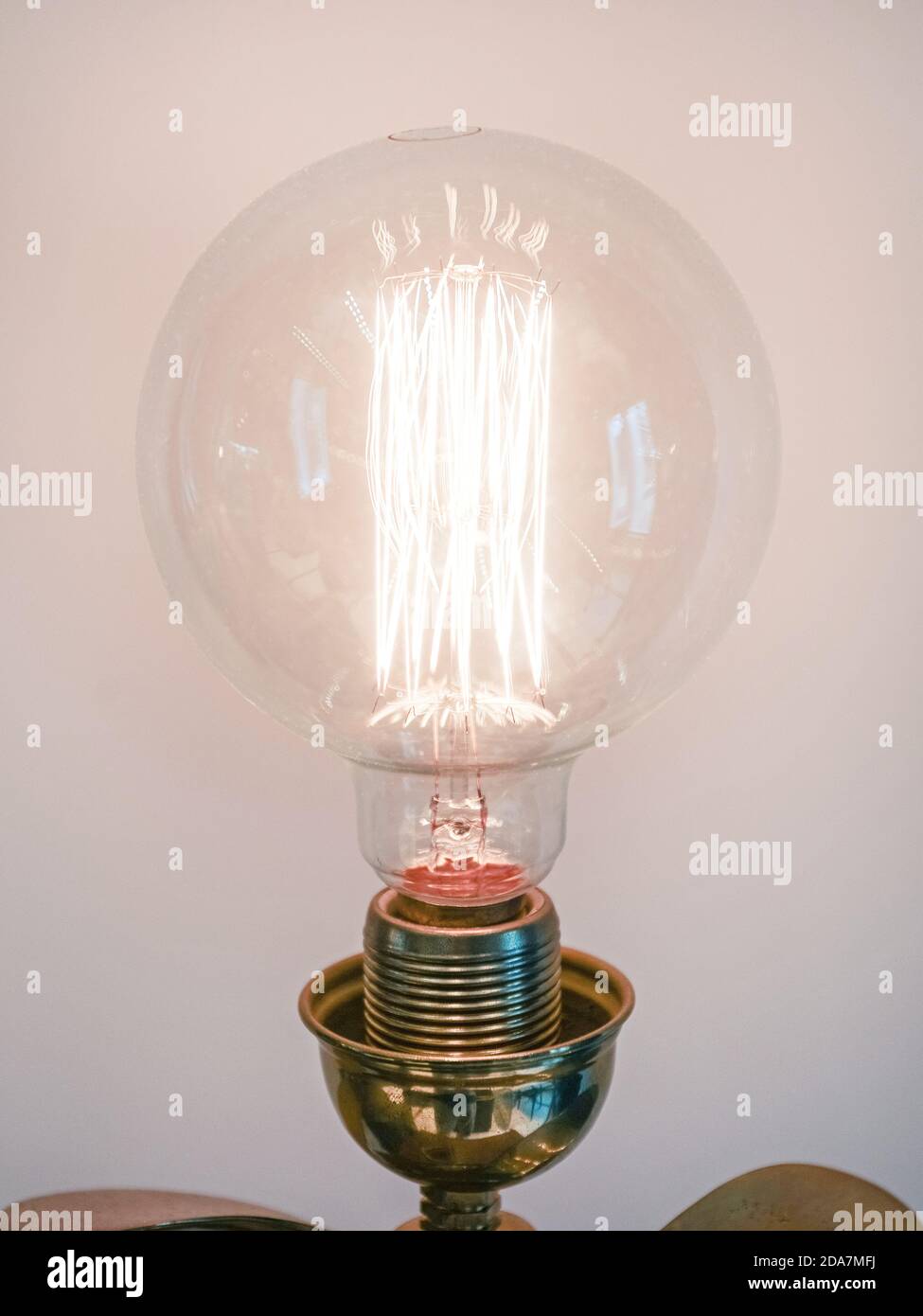 Filament de tungstène Banque de photographies et d’images à haute ...