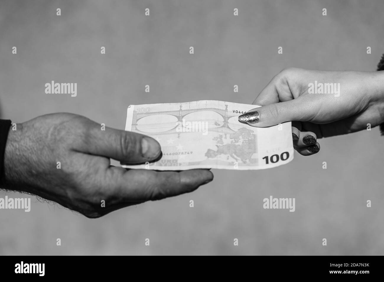 Donner de l'argent à la main comme le pot-de-vin ou des bouts ou salaire isolé, main travaillée dur prenant des billets en euros. Transfert de devises et récompense pour le travail acharné. Banque D'Images