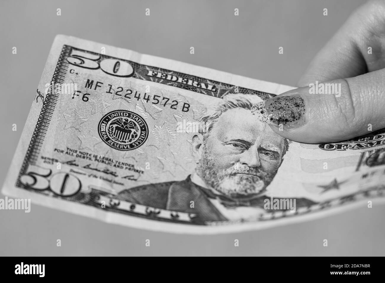 Mains donnant de l'argent comme un pot-de-vin ou des conseils. Détenir des billets de banque en dollars américains sur un fond flou, la monnaie américaine Banque D'Images