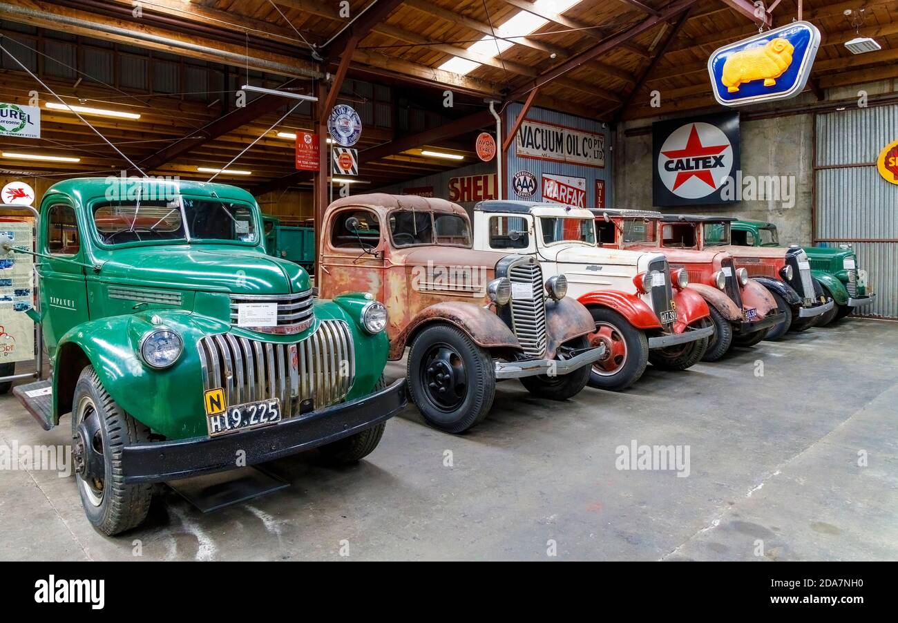 Divers camions classiques, dont un Maple Leaf 1947 de Chevrolet 6-1543 et 1936 au musée Bill Richardson transport World, Invercargill, Nouvelle-Zélande. Banque D'Images