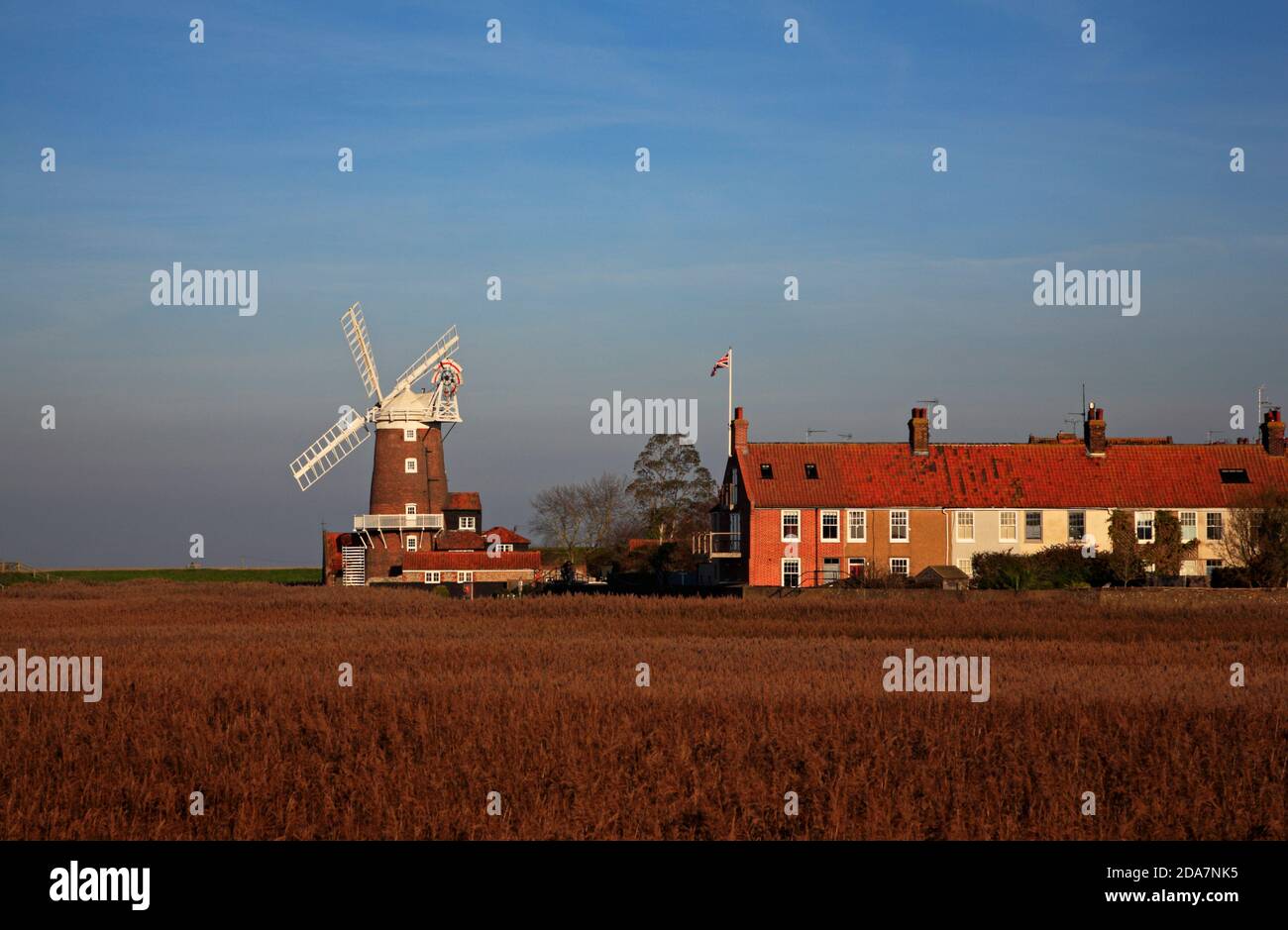 Vue sur le moulin à vent de cinq étages du début du XIXe siècle dans le nord de Norfolk à CLEY Next the Sea, Norfolk, Angleterre, Royaume-Uni. Banque D'Images