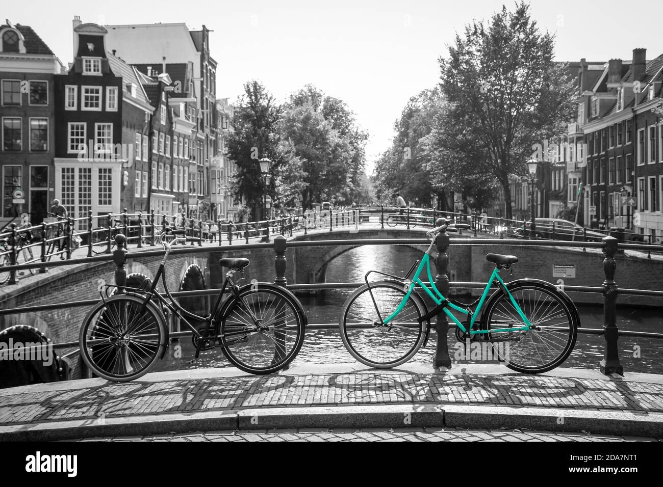 Un vélo azur dans les rues d'Amsterdam. Symbole de transport urbain propre et écologique. Isolé sur fond noir et blanc. Banque D'Images