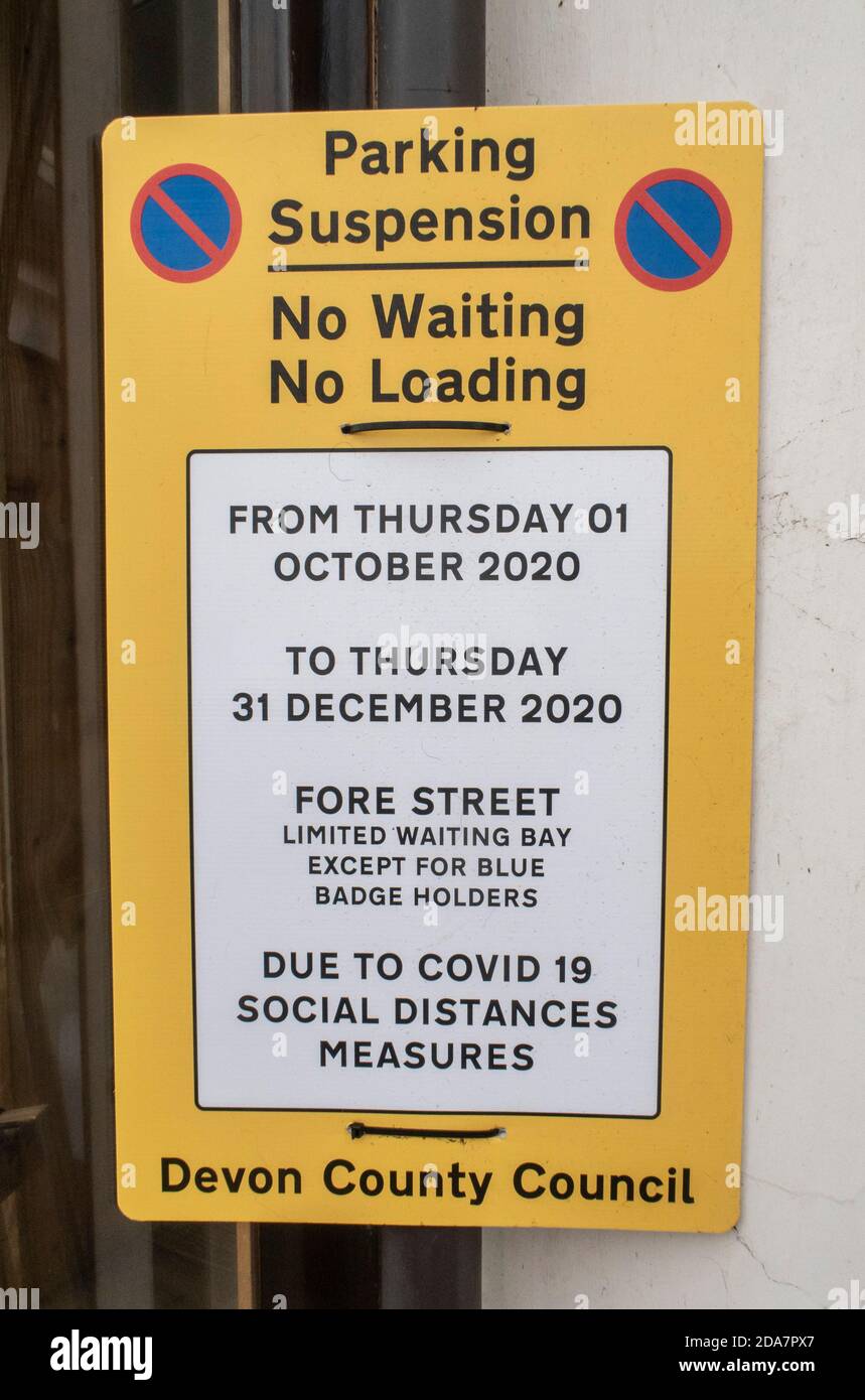 Panneau - restrictions relatives à la suspension du stationnement en raison de la nécessité de prendre des distances sociales sur le sentier pendant la pandémie du coronavirus Covid 19. Banque D'Images