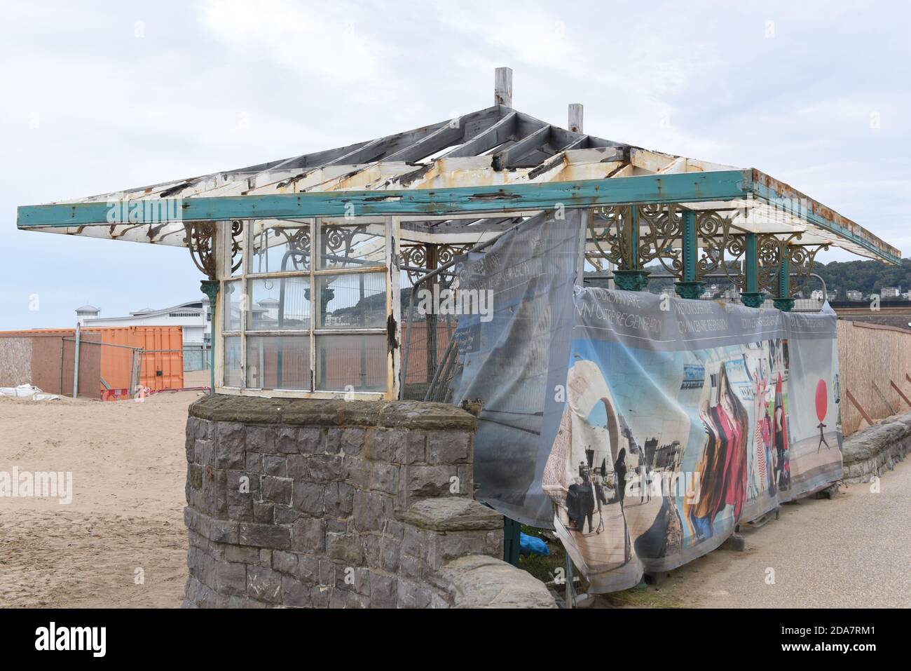 Un abri abandonné près de la plage dans cette photo prise Dans Weston-super-Mare Banque D'Images