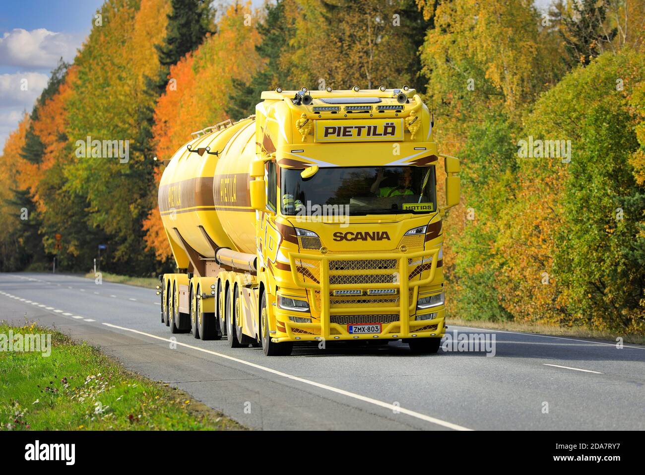 Magnifique camion-citerne Nextgen Scania marron jaune personnalisé pour le transport en vrac sur l'autoroute 10 le jour de l'automne. Tammela, Finlande. 2 octobre 2020. Banque D'Images