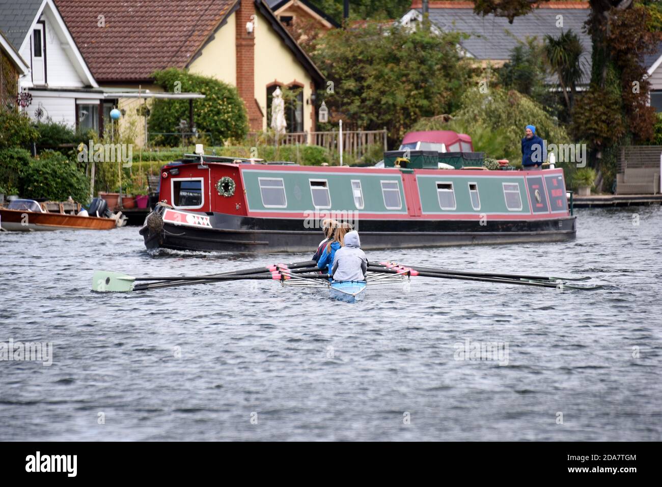 Rameurs esquivant un bateau à rames sur la Tamise près de Weybridge À Surrey Banque D'Images